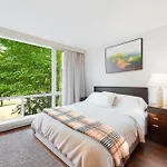 Waterfront 2Br Retreat In Coal Harbour Walk Everywhere