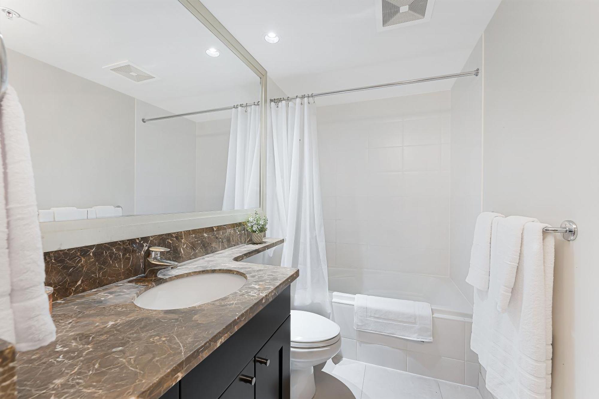 Waterfront 2br Retreat In Coal Harbour Walk Everywhere Apartment