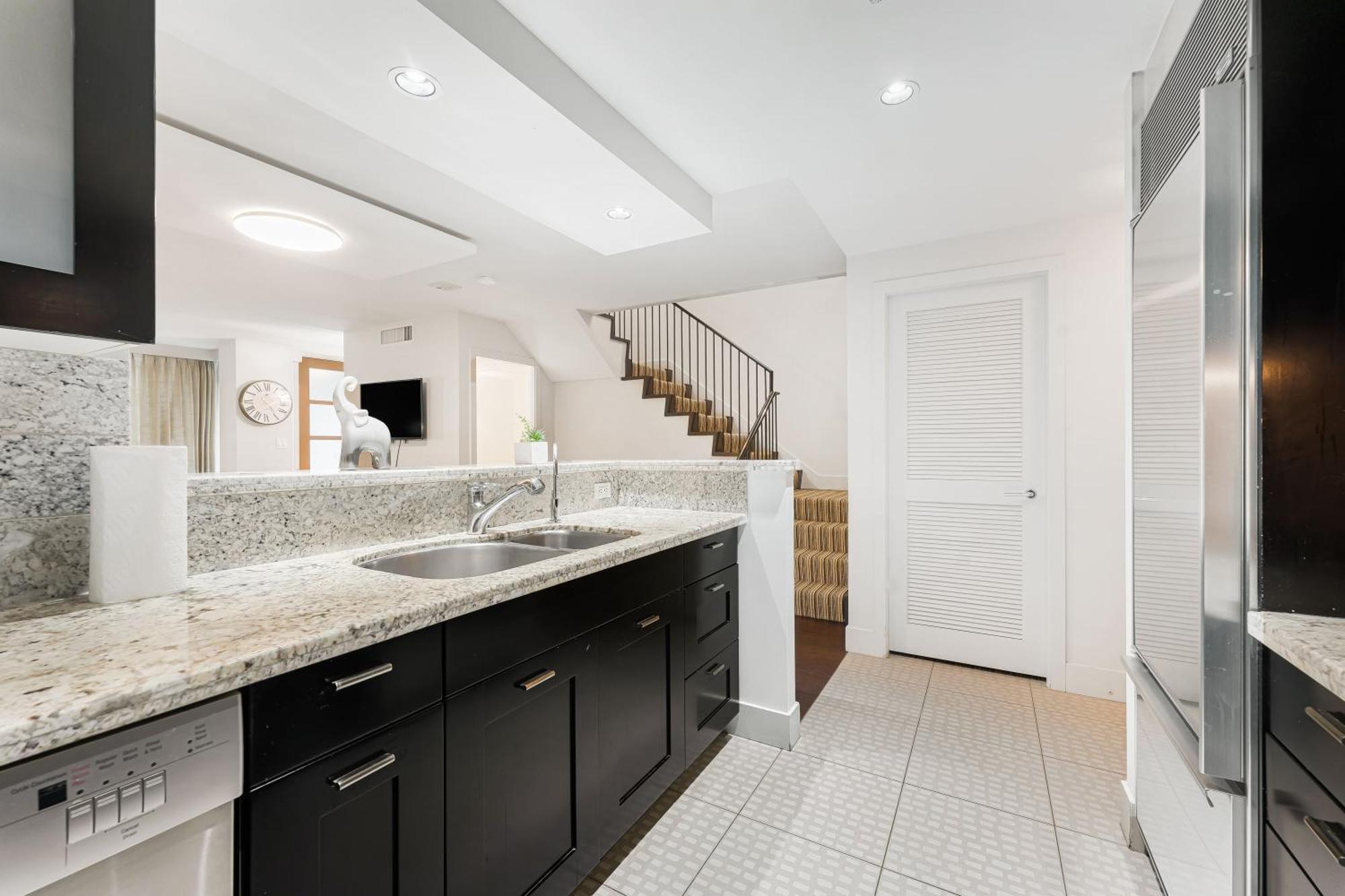 Waterfront 2br Retreat In Coal Harbour Walk Everywhere Vancouver